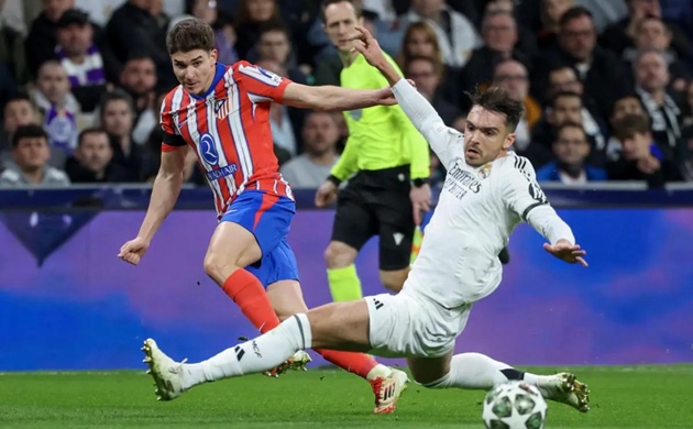 Barcelona đối mặt thách thức lớn trong thương vụ chiêu mộ Julian Alvarez